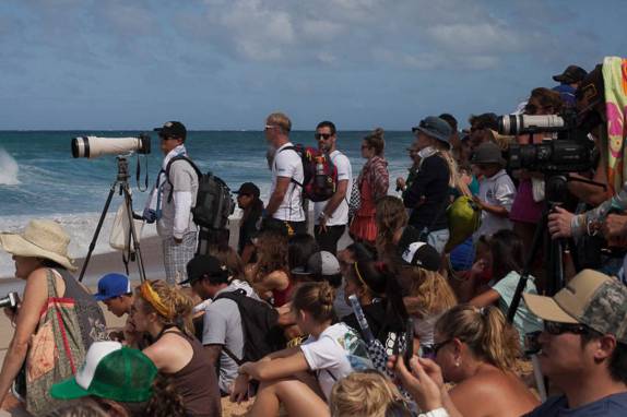 Platéia atenta no torneio de Pipe Masters na praia de Pipeline, na North Shore de Oahu, no Havaí - foto de Laura Schunemann
